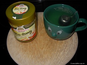 Ingwer, Zwiebel, Knoblauch Tee - Tee Ei in Tasse mit Honig