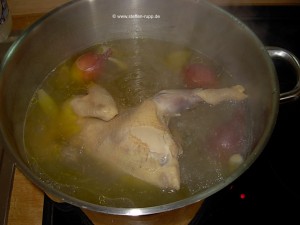 Suppenhuhn beim Kochen