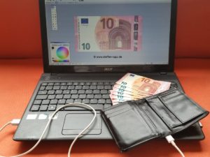Laptop und Geldbeutel