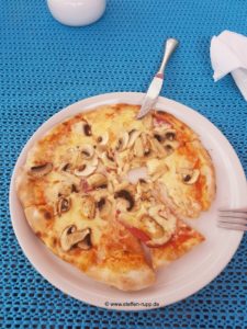 Pizza Salami Pilzen Knoblauch