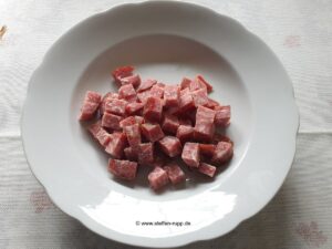 Rote Wurst in Würfel geschnitten